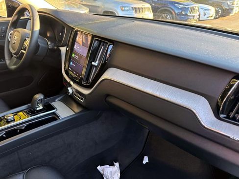 Used 2025 Volvo XC60 B5 Plus image 9