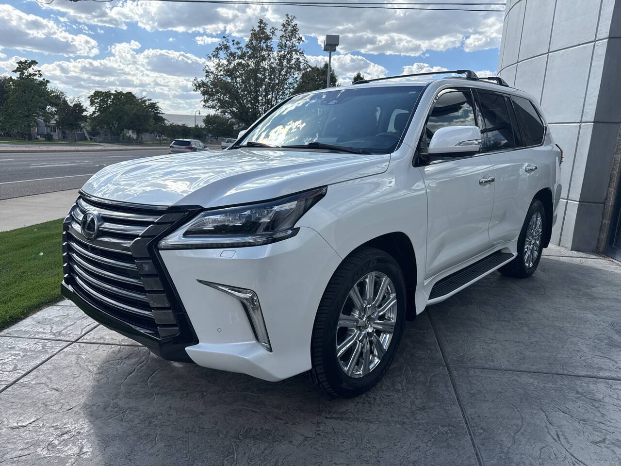 Used 2017 Lexus LX 570 4WD image 3