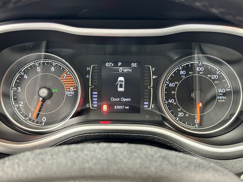 Used 2018 Jeep Cherokee Latitude Plus w/ Comfort/Convenience Group AWD/4WD image 26
