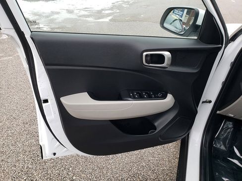 Used 2020 Hyundai Venue SEL w/ Convenience + Premium Package image 10