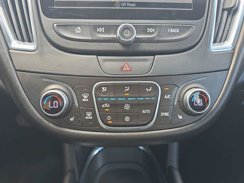 Used 2018 Chevrolet Malibu Hybrid w/ Leather Package FWD image 17