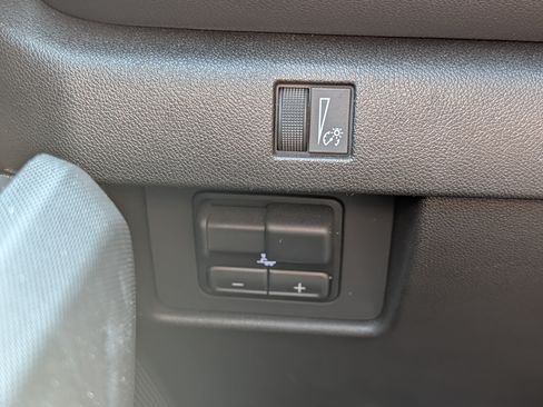 Used 2024 Chevrolet Colorado LT w/ LT Convenience Package III AWD/4WD image 26