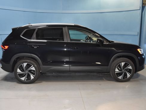 New 2025 Volkswagen Taos SE image 18