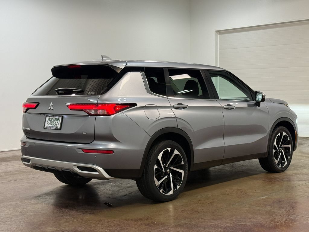 Used 2024 Mitsubishi Outlander SE AWD/4WD image 4