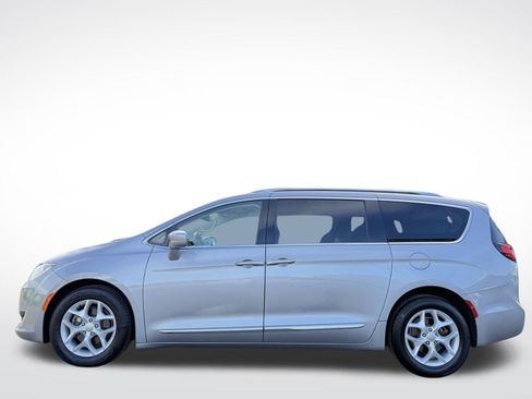 Used 2017 Chrysler Pacifica Touring-L Plus w/ Tire & Wheel Group image 10