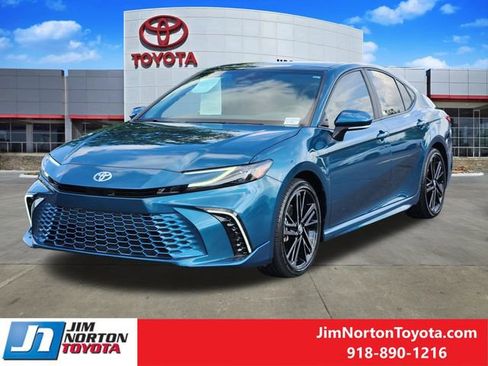 Used 2025 Toyota Camry XSE FWD image 3