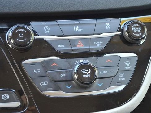 Used 2022 Chrysler Pacifica Touring-L FWD image 30