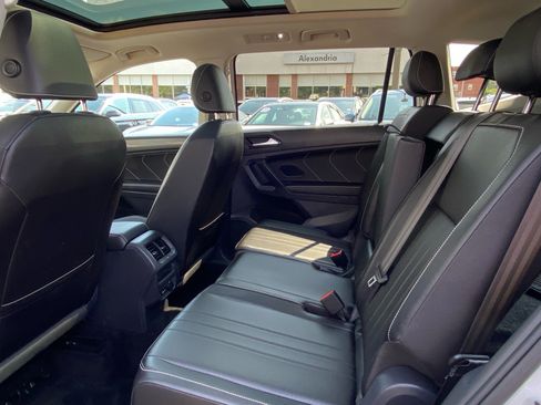 Used 2023 Volkswagen Tiguan SE w/ Panoramic Sunroof Package FWD image 19