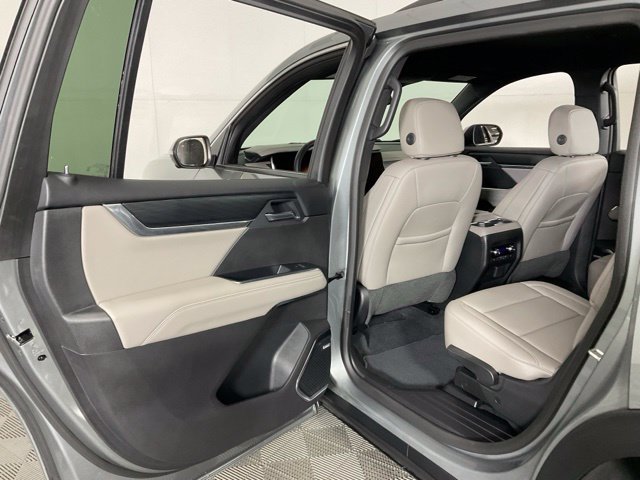 Used 2025 GMC Acadia Elevation w/ Elevation Premium Package FWD image 33
