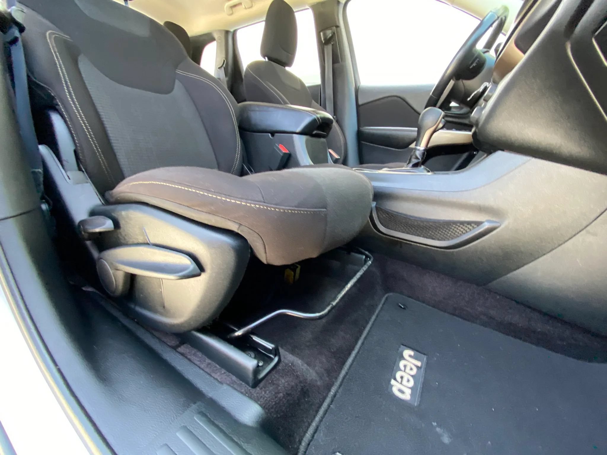 Used 2017 Jeep Cherokee Latitude FWD image 29