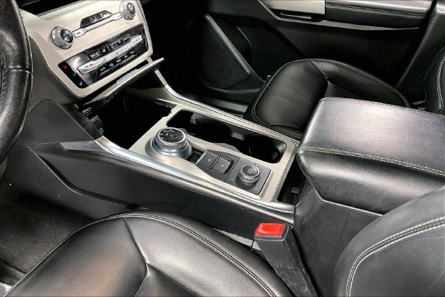 Used 2021 Ford Explorer XLT w/ Equipment Group 202A AWD/4WD image 18