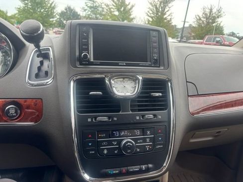 Used 2015 Chrysler Town & Country Touring w/ Driver Convenience Group FWD image 11