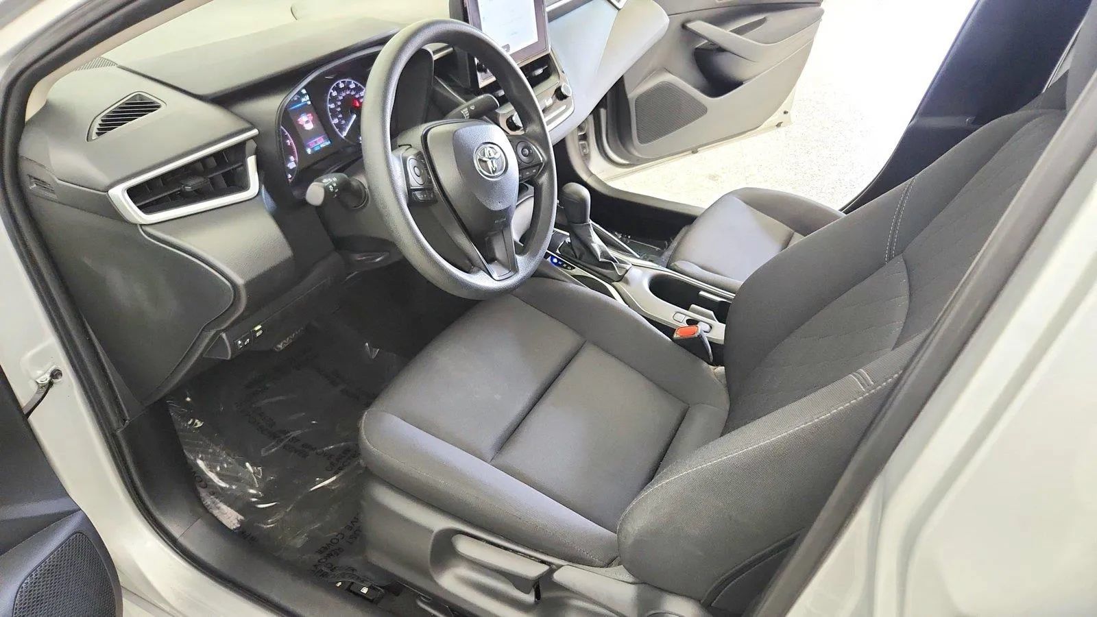 Used 2025 Toyota Corolla LE FWD image 14