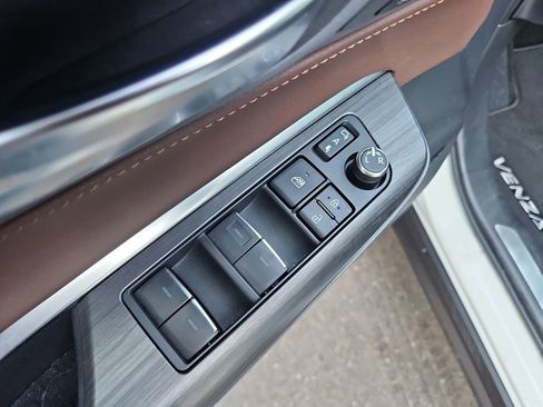 Used 2021 Toyota Venza Limited image 31