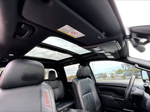 Used 2024 Nissan Titan PRO-4X w/ Pro-4x Convenience Package image 14