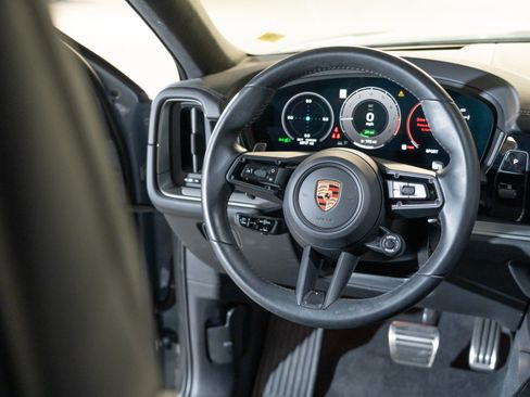 Certified 2024 Porsche Cayenne Turbo AWD/4WD image 28