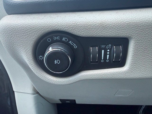 Used 2021 Chrysler Pacifica Touring-L FWD image 28