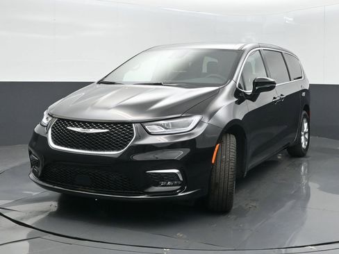 New 2026 Chrysler Pacifica Select image 3