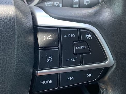 Used 2022 Toyota Highlander XLE FWD image 29