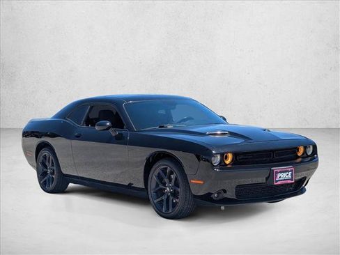 Used 2019 Dodge Challenger SXT w/ Blacktop Package RWD image 3
