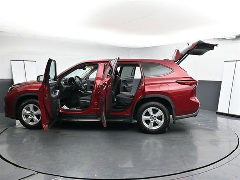 Used 2022 Toyota Highlander LE image 41
