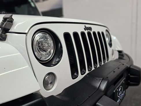 Used 2017 Jeep Wrangler Unlimited Sahara AWD/4WD image 23