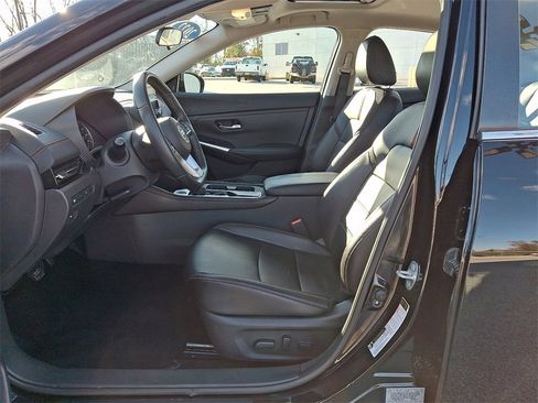 Used 2022 Nissan Sentra SR w/ SR Premium Package image 16