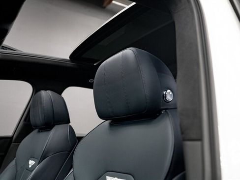 Used 2024 Bentley Bentayga AWD/4WD image 31