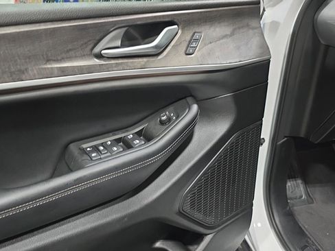 Used 2024 Jeep Grand Cherokee Limited image 10