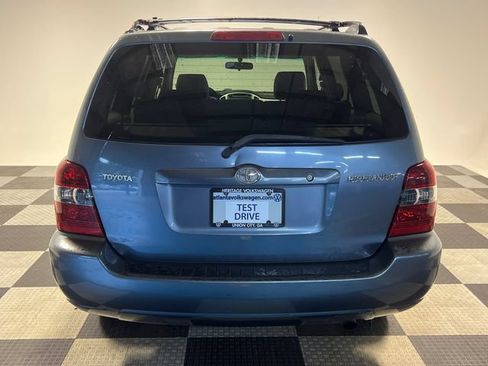 Used 2005 Toyota Highlander 2WD w/ 3rd Row image 4