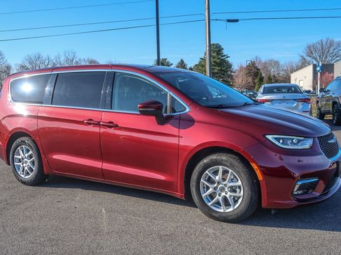 Used 2023 Chrysler Pacifica Touring-L FWD image 1