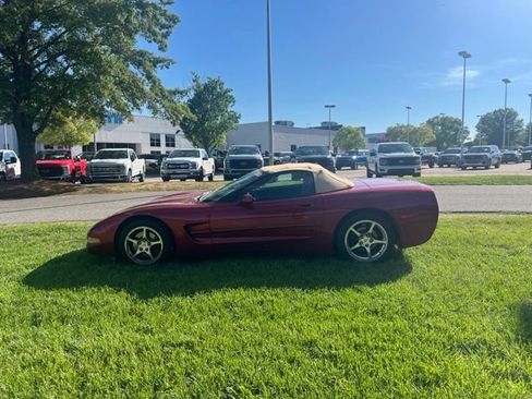 Used 2004 Chevrolet Corvette Convertible w/ Preferred Equipment Group RWD image 2