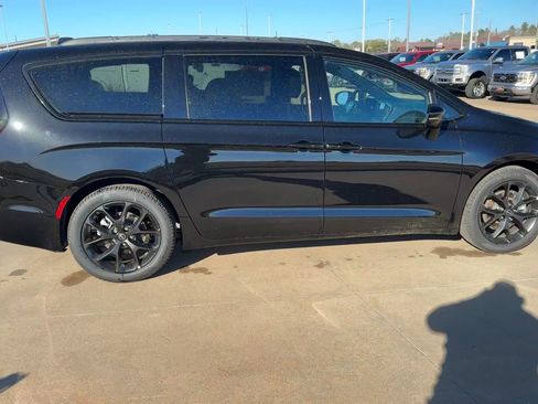 New 2026 Chrysler Pacifica Limited w/ S Appearance Package image 2