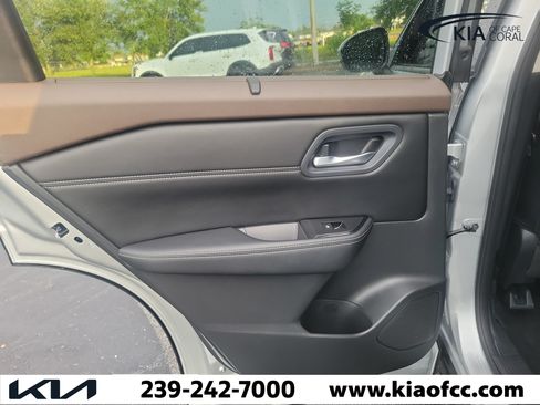 Used 2023 Nissan Rogue SV w/ SV Premium B Package FWD image 11
