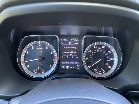 Used 2019 Nissan Titan SV w/ SV Convenience Package AWD/4WD image 22