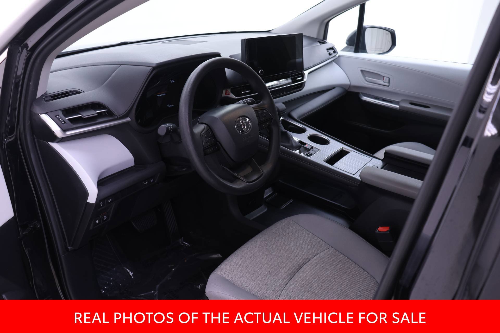 Certified 2025 Toyota Sienna LE AWD/4WD image 3