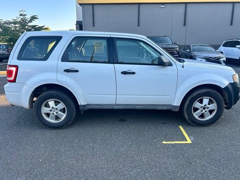 Used 2010 Ford Escape XLS AWD/4WD image 8