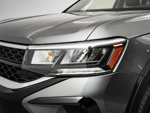 Used 2024 Volkswagen Taos SE image 16