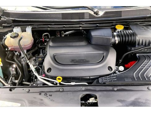 Used 2025 Chrysler Pacifica Limited FWD image 12