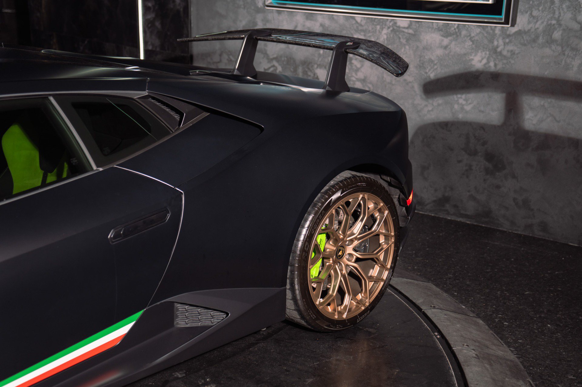 Used 2018 Lamborghini Huracan Performante AWD/4WD image 18
