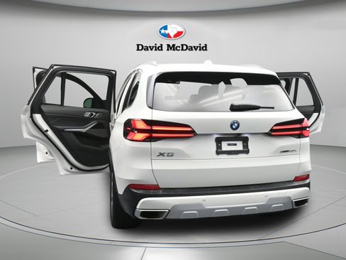 Used 2025 BMW X5 xDrive50e AWD/4WD image 46