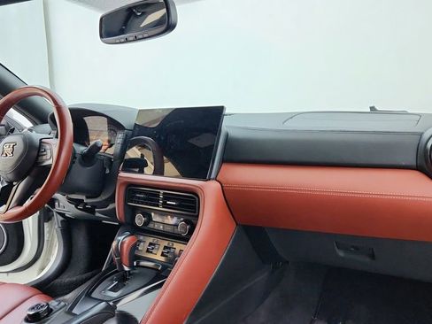 Used 2017 Nissan GT-R Premium w/ Premium Interior Package image 46