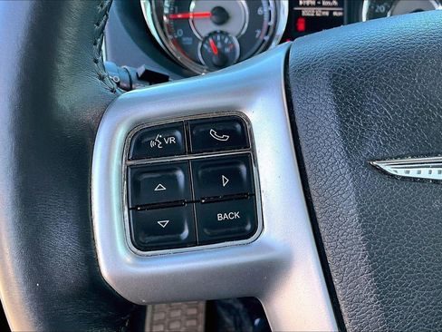 Used 2016 Chrysler Town & Country Touring image 14