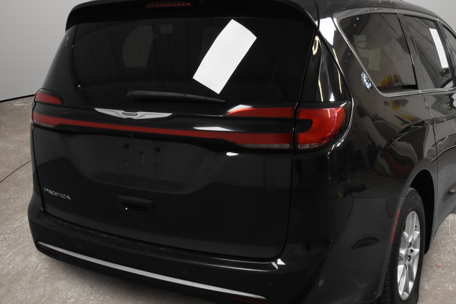 Used 2023 Chrysler Pacifica Touring-L FWD image 3