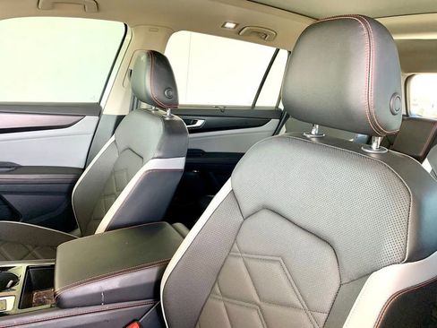 Used 2024 Volkswagen Atlas Peak Edition SE image 13