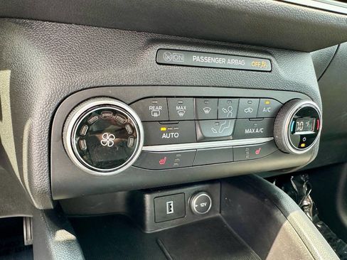 Used 2020 Ford Escape SE image 24