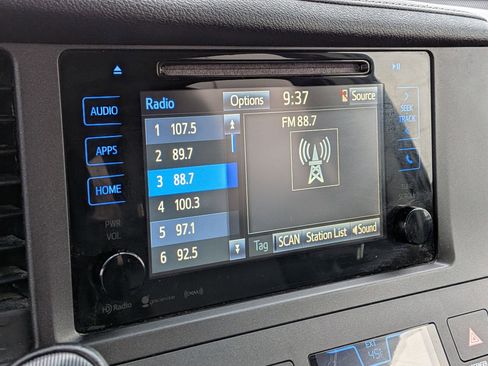 Used 2017 Toyota Sienna SE image 21