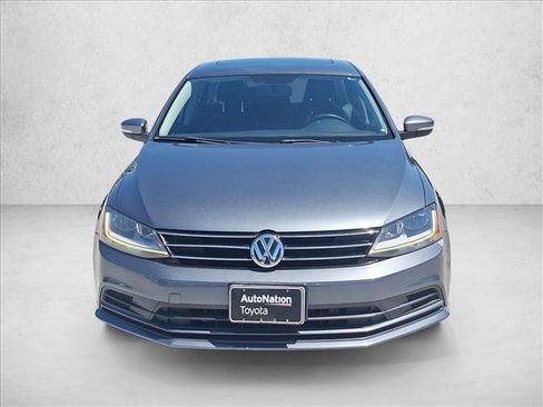 Used 2017 Volkswagen Jetta SE FWD image 2