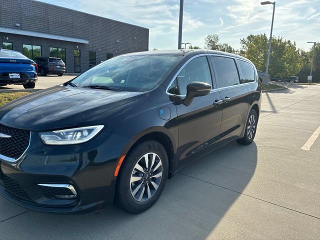 Used 2023 Chrysler Pacifica Touring-L FWD image 1