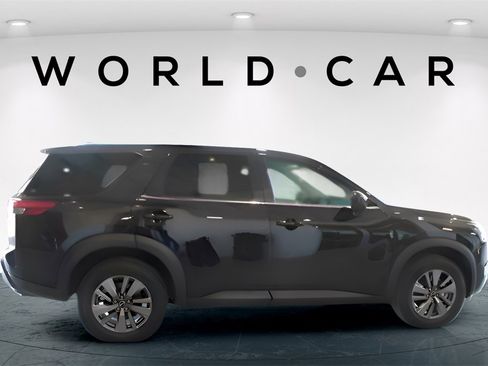 Used 2025 Nissan Pathfinder S image 8